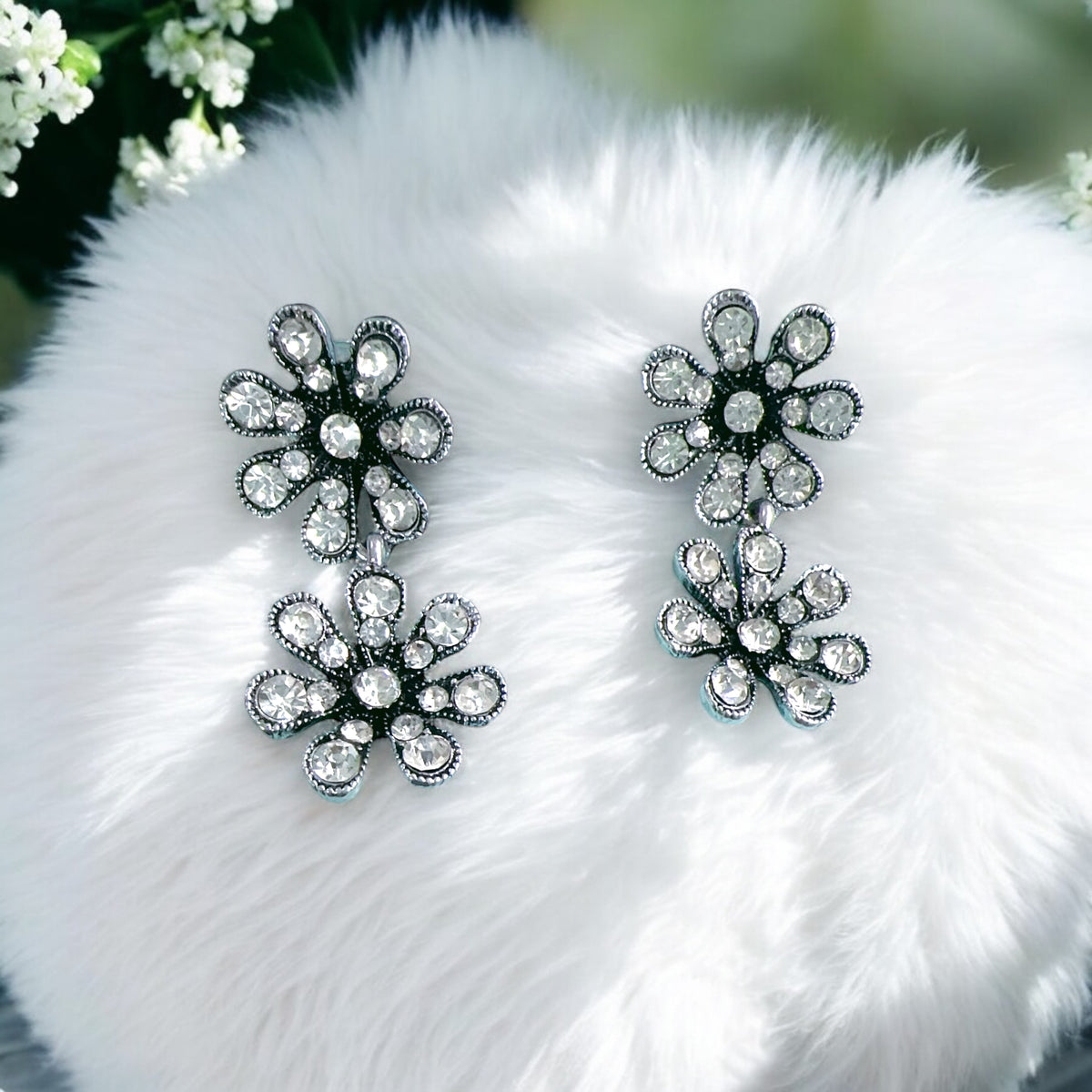 Silver Black Flower shaped earrings for everyday use 🛍️