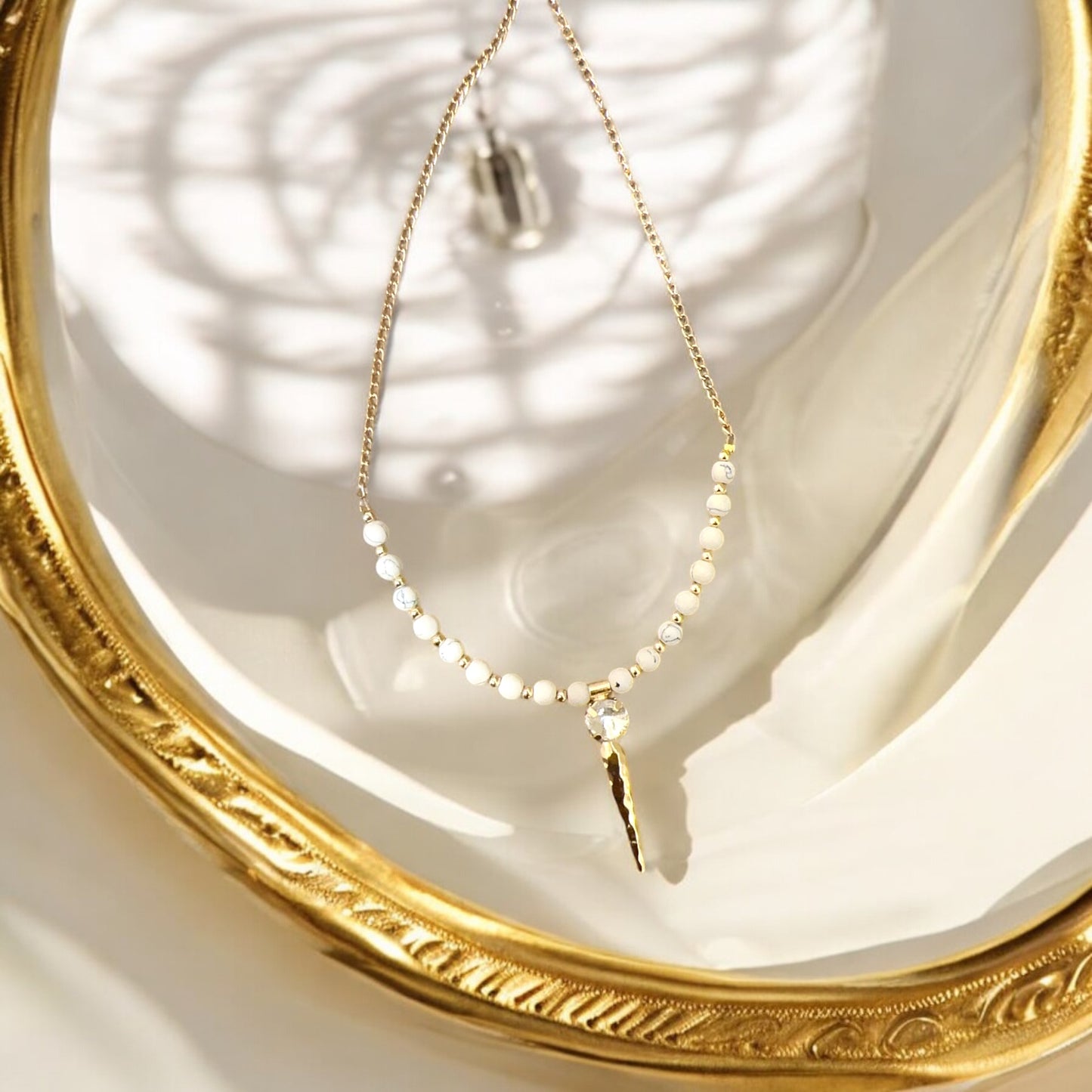 Minimalistic white bead pendant 🌹🛍️🛍️for Women 🥰