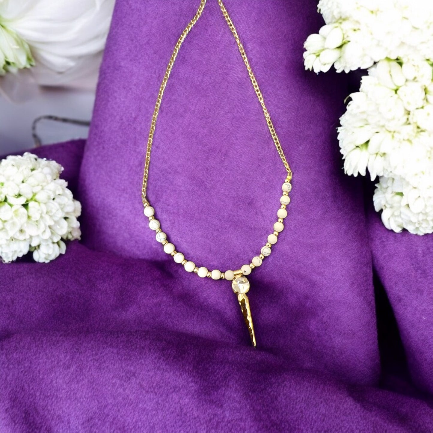 Minimalistic white bead pendant 🌹🛍️🛍️for Women 🥰