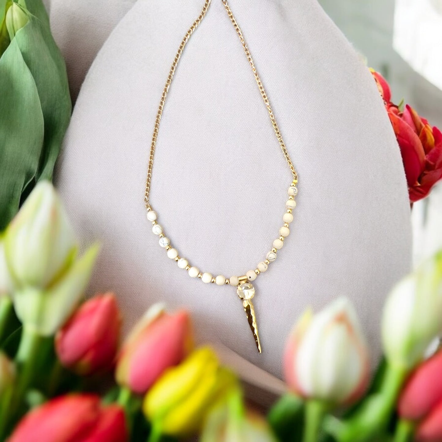 Minimalistic white bead pendant 🌹🛍️🛍️for Women 🥰